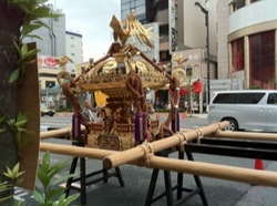 深川八幡祭り待機神輿.jpg