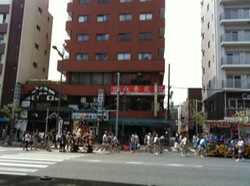 深川八幡祭り2015中小神輿巡行2.jpg