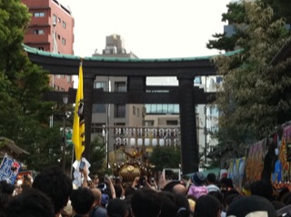 深川八幡祭り2015二の宮神輿渡御宮入り.jpg