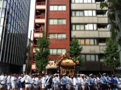 深川八幡祭り2015二ノ宮神輿渡御中央区1.jpg