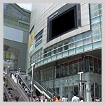 写真:新宿駅前<